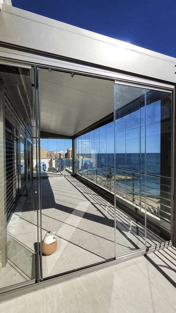 Fabricante e instalador de cortinas de cristal en Alicante
